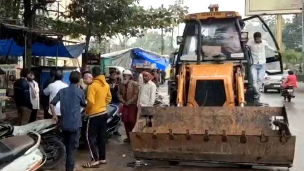 CG: गाय का कटा सिर मिलने से हड़कंप, आरोपी की दुकान पर प्रशासन की कार्रवाई