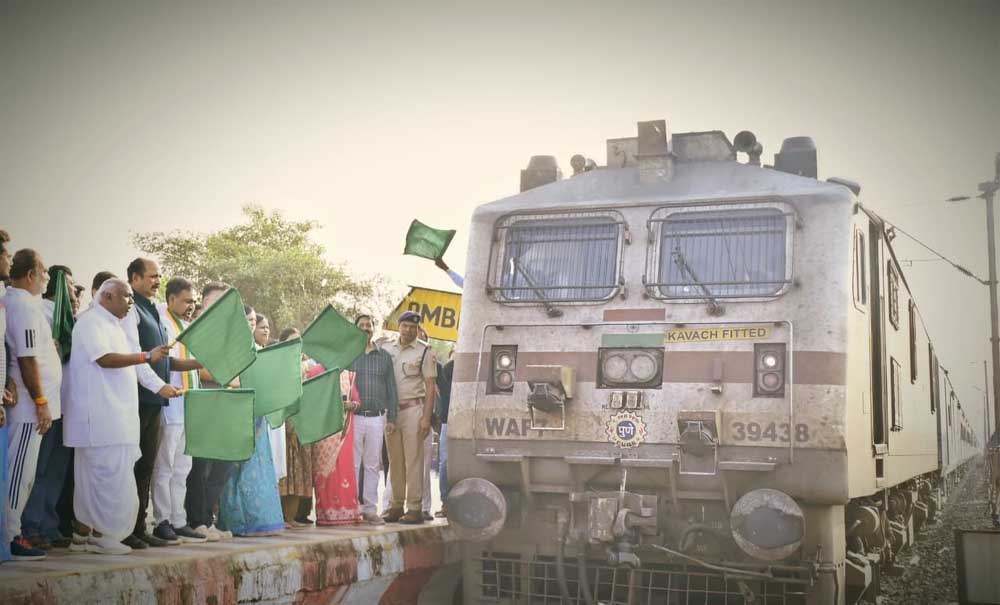 सरगुजा सांसद चिंतामणि महाराज ने हरी झंडी दिखाकर द्वितीय साप्ताहिक ट्रेन को किया रवाना
