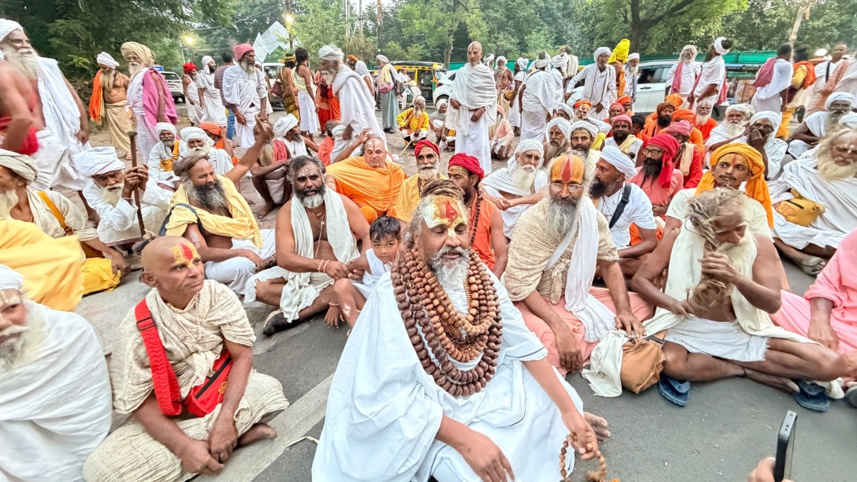 पूर्व सीएम दिग्विजय सिंह की सत्य सनातन यात्रा पर हेलीकॉप्टर से पुष्पवर्षा करेंगे साधु-संत, अनुमति मिलने के बाद संतों का धरना हुआ खत्म