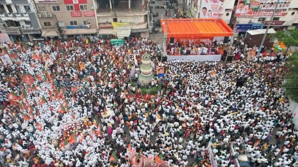 इंदौर में बीजेपी की पदयात्रा के लिए 50 रास्ते बंद, 6 घंटे जाम में फंसा शहर, बच्चे को अस्पताल ले जाने के लिए भी लगानी पड़ी गुहार