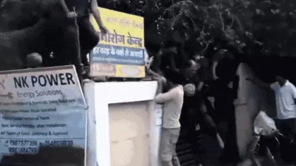 इंदौर में नशा मुक्ति केंद्र से भागे 70 मरीज, बाथरूम में शव देखने के बाद ताला तोड़कर कूदी बाउंड्रीवाल, देखें वीडियो