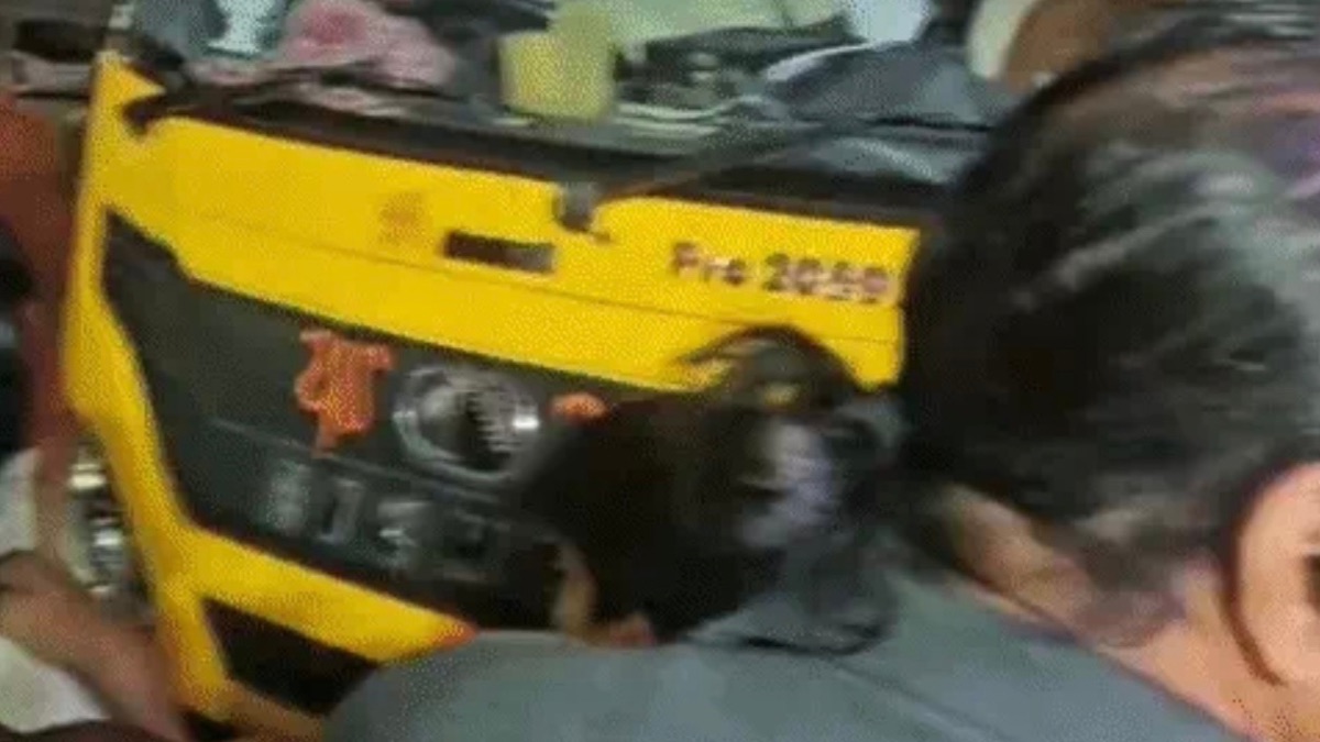 इंदौर में मचा बवाल, ठेले हटाने पहुंची नगर निगम की गाड़ी के सामने बैठे पार्षद कुणाल सोलंकी, अधिकारियों से किया विवाद