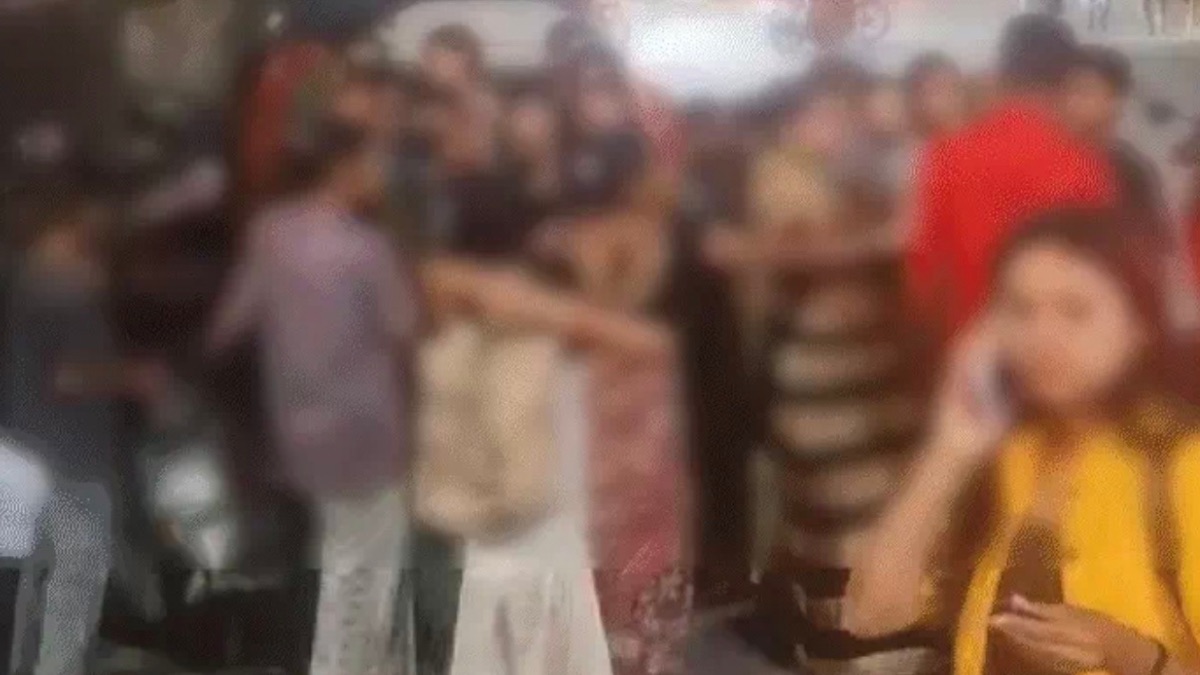 इंदौर में कन्या भोज में बुलाकर 7 बच्चियों के कपड़े उतरवाकर की मारपीट, सरकारी स्कूल की रिटायर्ड टीचर पर परिजनों ने लगाया आरोप