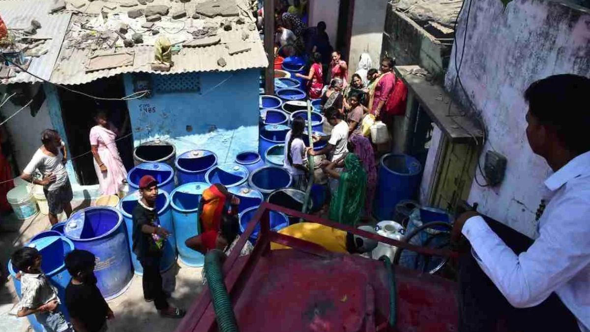इंदौर में अक्टूबर में ही सूखने लगे तालाब, बोरिंग से भी घटा पानी, निजी बोरिंग से 1500 रुपए महीने में पानी खरीद रहे लोग