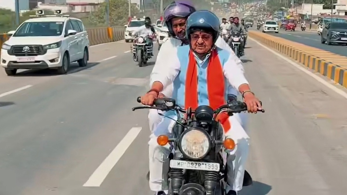 इंदौर में मंत्री कैलाश विजयवर्गीय ने डबल डेकर ब्रिज पर चलाई बुलेट, पीछे बैठे मंत्री सिलावट, देखें वीडियो
