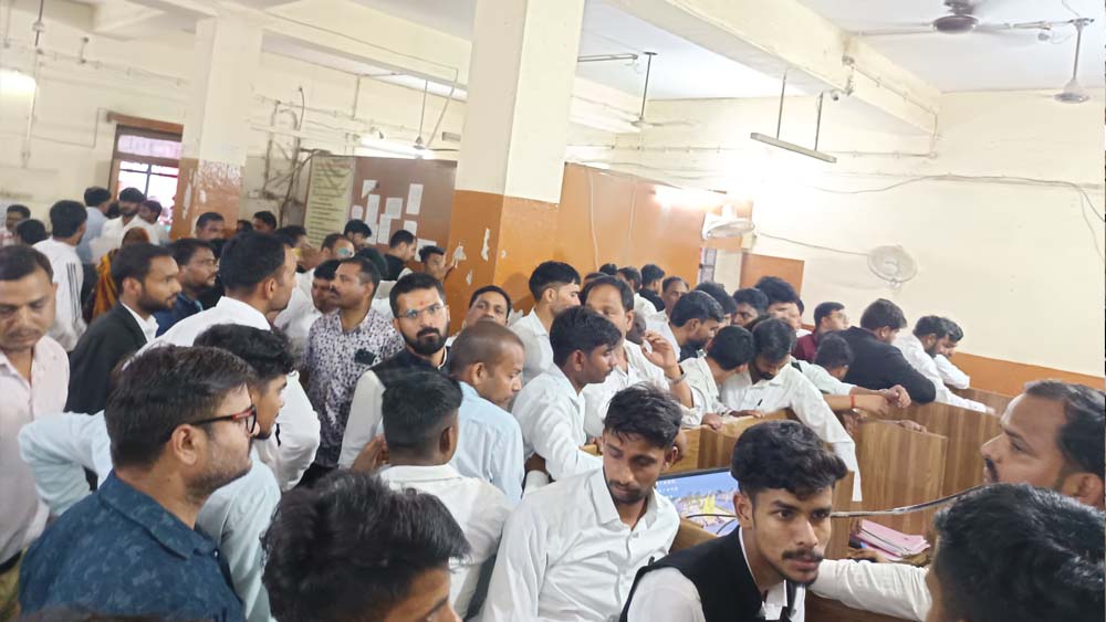 शुभ मुहूर्त में रजिस्ट्री की होड़, इंदौर में सर्वर धीमा होने से लोग परेशान