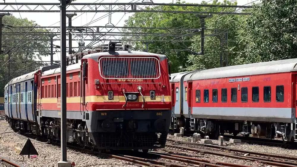 त्योहारी सीजन में बढ़ी ट्रेन सेवाएं, 3 जोड़ी स्पेशल ट्रेनों के फेरे बढ़े; यात्रियों को मिलेगी राहत