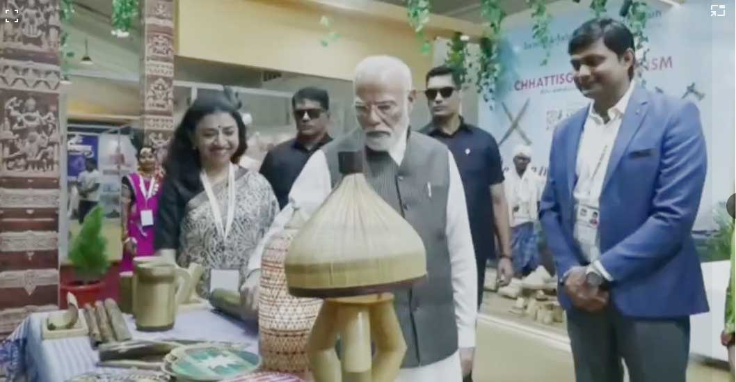 प्रधानमंत्री ने बस्तर के कलाकारों से की आत्मीय बातचीत