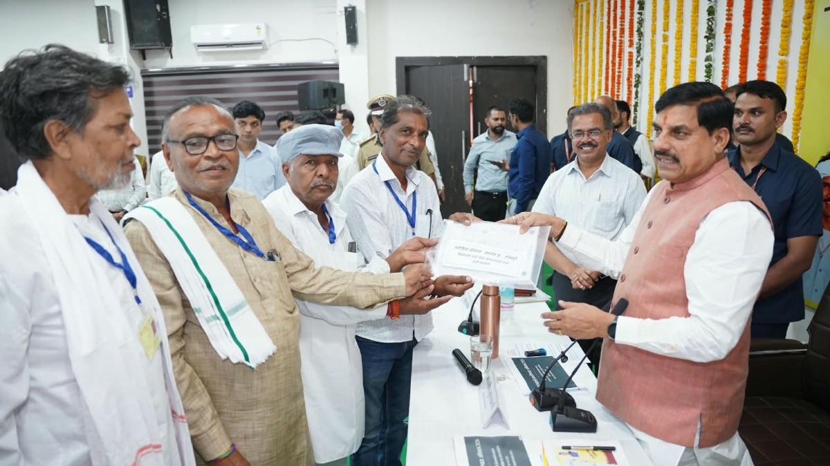 सीएम मोहन यादव ने दिए रजिस्ट्री प्रमाण-पत्र, स्वामित्व अधिकार अभिलेख हस्तांतरण योजना से मिला 10 हितग्राहियों को मालिकाना हक