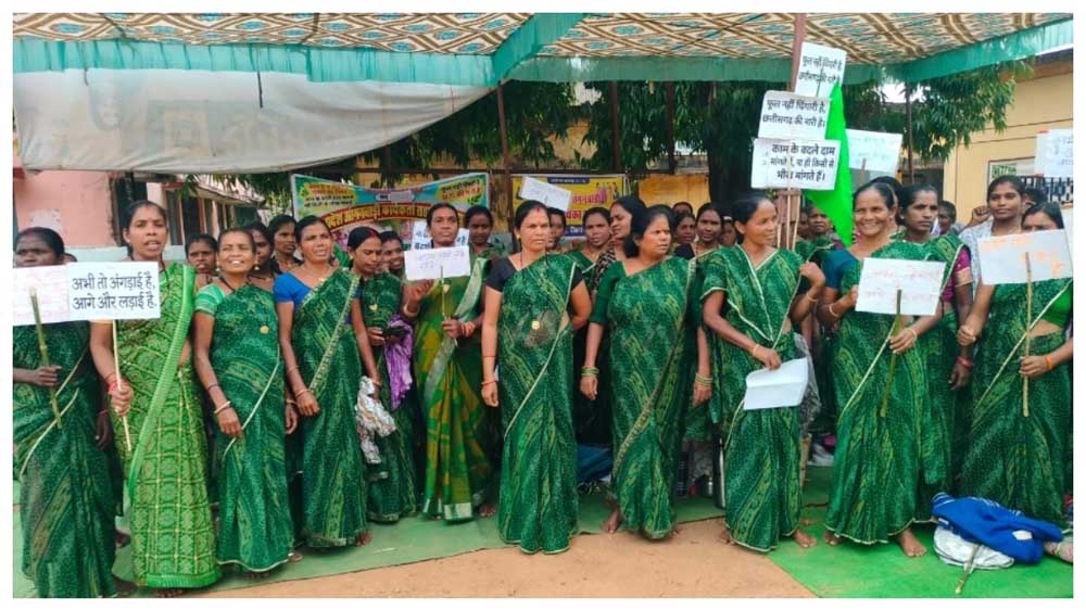 छत्तीसगढ़ में आंगनबाड़ी कार्यकर्ताओं का हल्लाबोल, नियमितीकरण और 30 हजार वेतन के लिए बुलंद की आवाज