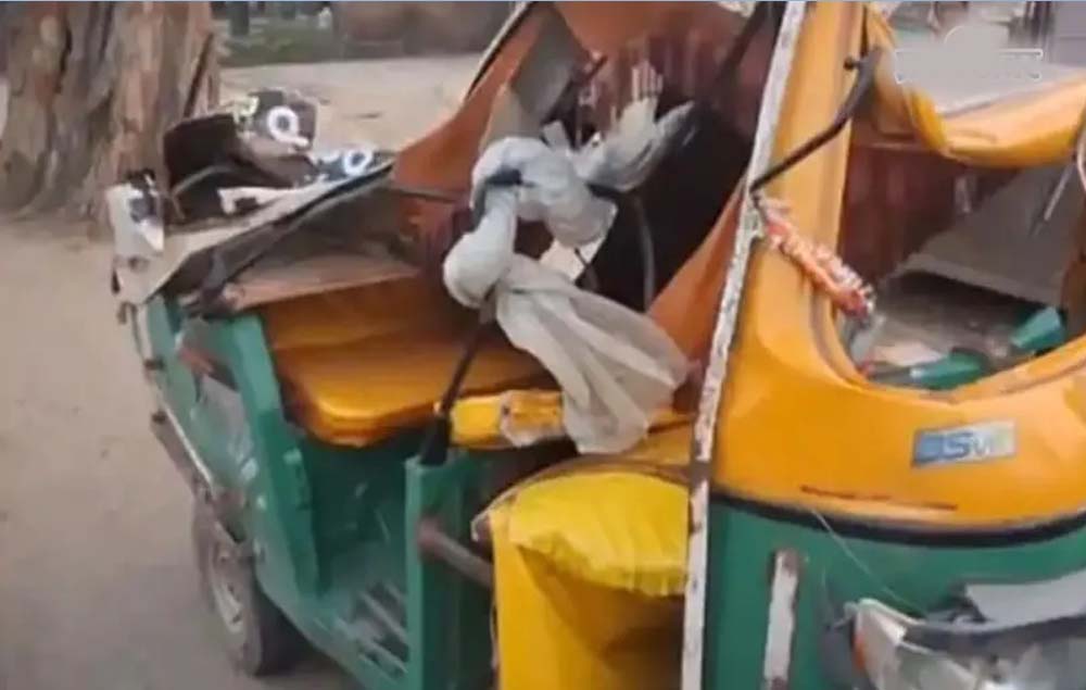 ओवरलोड ऑटो बना हादसे की वजह, पीछे से टक्कर मारने पर दो लोगों की मौत