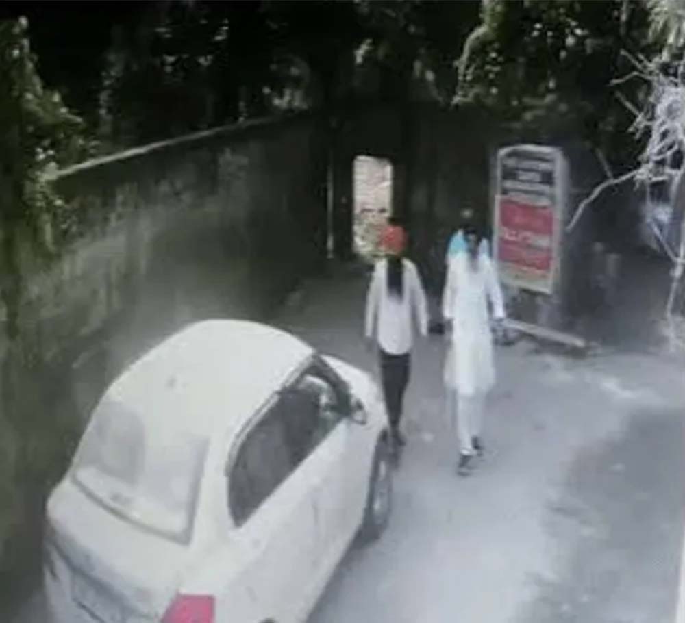DIG ऑफिस के बाहर बदमाशों का आतंक, कार के शीशे तोड़े और हवा में चलाई गोलियां