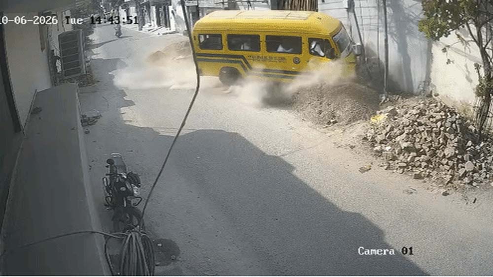 स्कूल बस हादसे से मचा हड़कंप, लुधियाना में बिजली के पोल से टकराई बस; कई बच्चों को चोटें