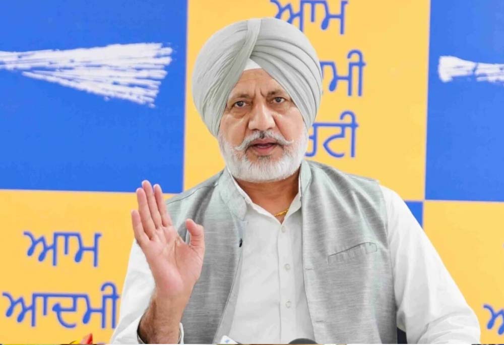 सुखबीर बादल से AAP ने पूछा सवाल, बहरीन से बीवी लाने और गाड़ी देने का मामला