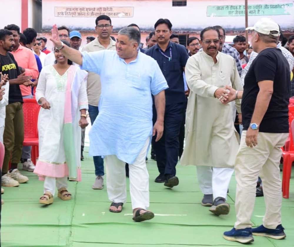 पर्यटन एवं संस्कृति मंत्री राजेश अग्रवाल लखनपुर में आयोजित ब्लॉक स्तरीय सरगुजा ओलंपिक के समापन समारोह में हुए शामिल