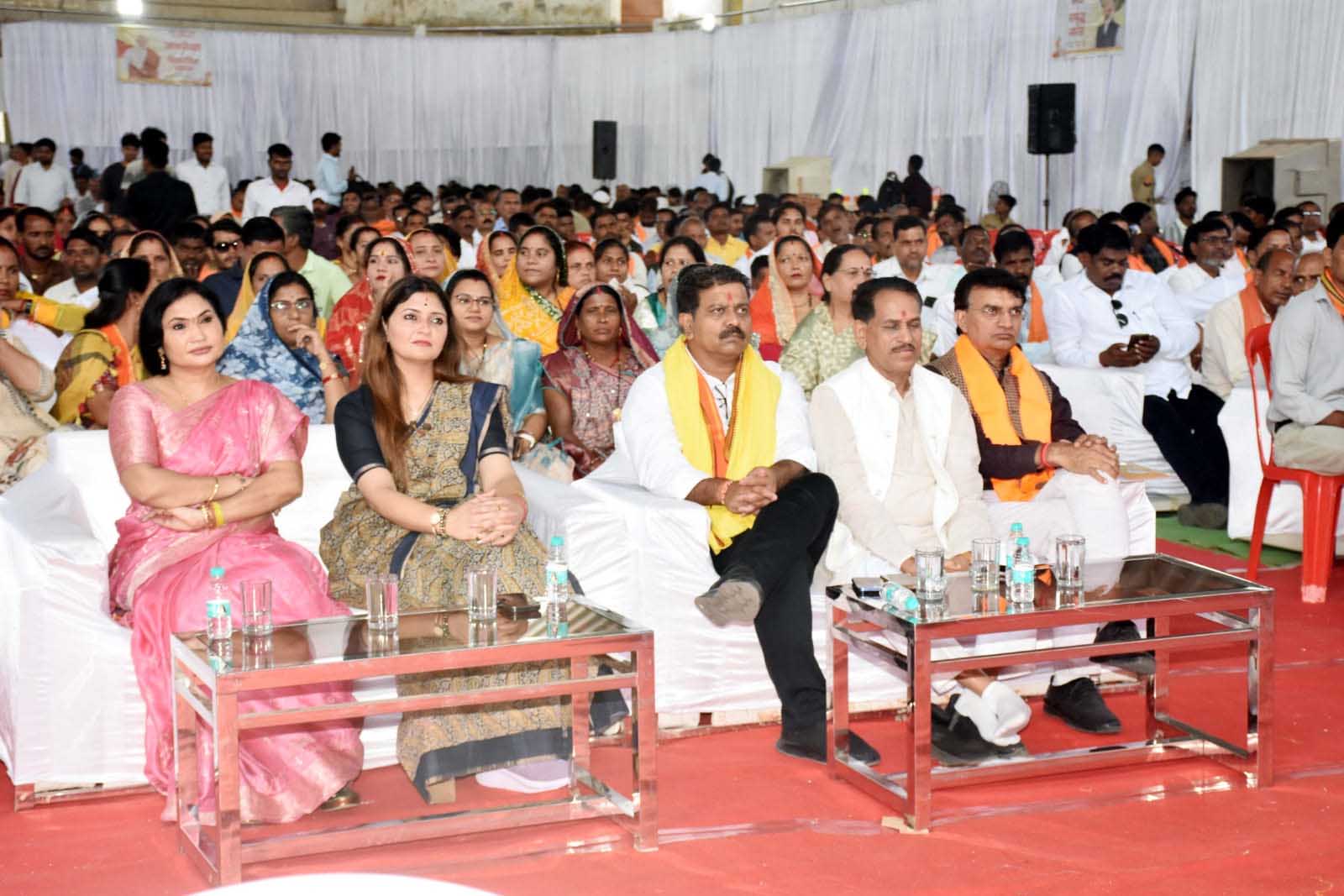 मुख्यमंत्री  विजय शर्मा हुए शामिल  पंडरिया विधायक  भावना बोहरा, फिल्म विकास निगम की अध्यक्ष  मोना सेन सहित जनप्रतिनिधियों ने की सहभागिता