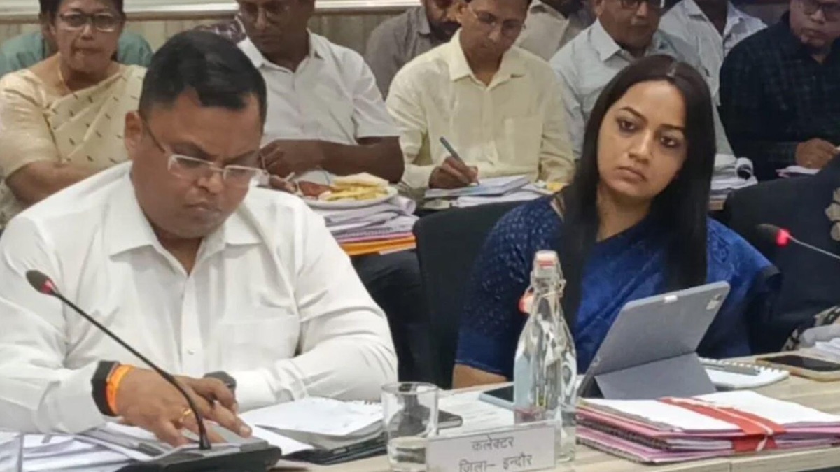 इंदौर में सरकारी मीटिंग में एक साथ बैठा दिखा आईएएस कपल, सोशल मीडिया पर वायरल हुई तस्वीर