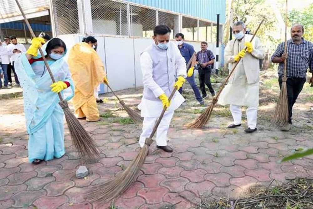 स्वच्छता को अपनी आदत बनाएं, स्वच्छ एवं स्वस्थ भारत के निर्माण में दें योगदान : उप मुख्यमंत्री शुक्ल