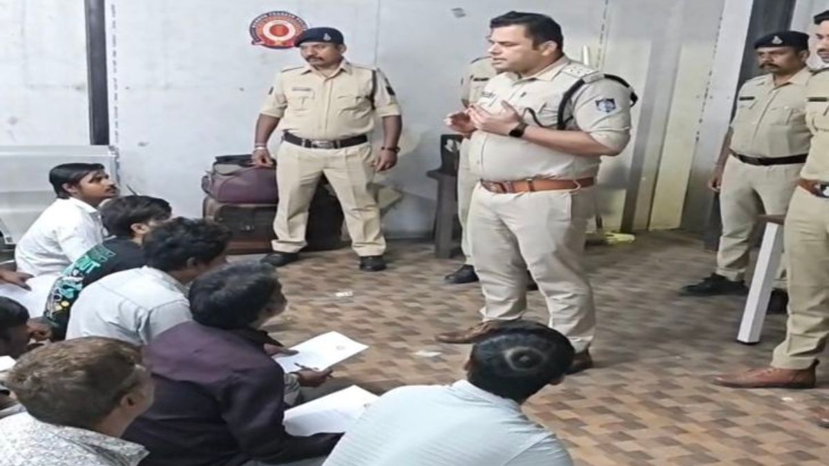 इंदौर में टीआई ने थाने में लगाई 50 बदमाशों की क्लास, बोले – अपराध किया तो ठीक नहीं होगा