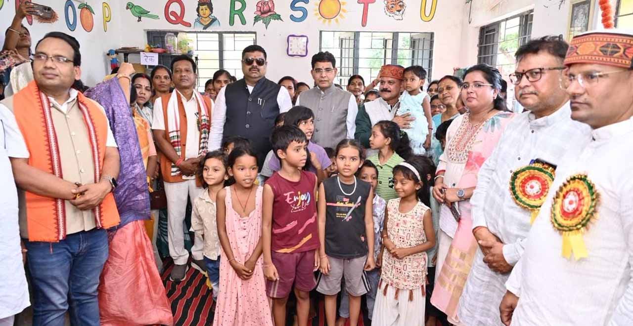 ‘आंगन मिलन’ समारोह में पहुंचे मंत्री टंक राम वर्मा और गजेंद्र यादव गर्भवती माताओं की गोदभराई कर बांटे पोषण किट