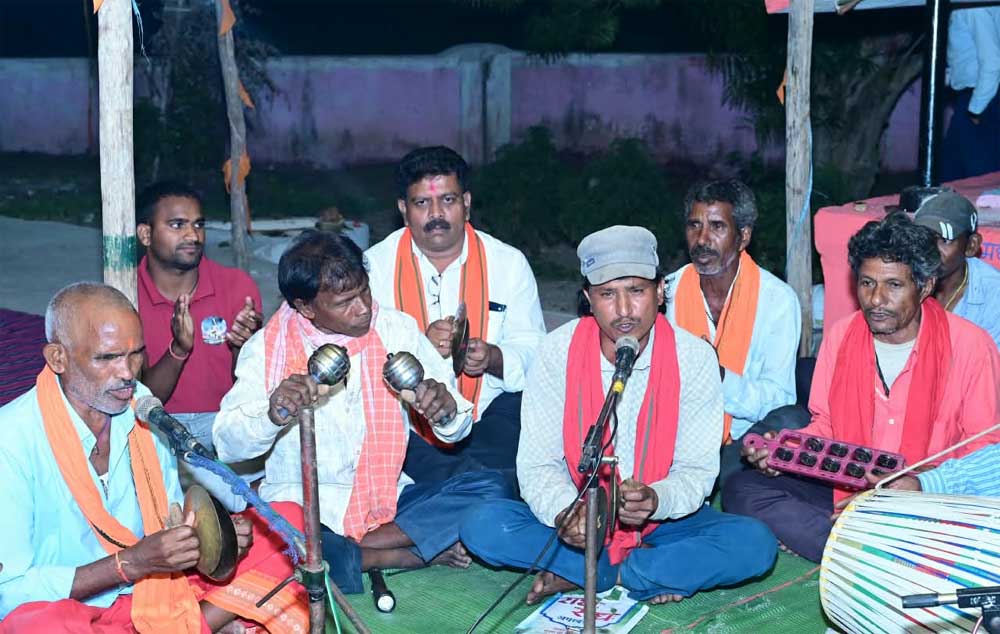 कबीरधाम के कोडार गांव में देर रात दुर्गा पूजन एवं ज्योति कलश पूजन में हुए शामिल, माता के दर्शन कर लिया आशीर्वाद