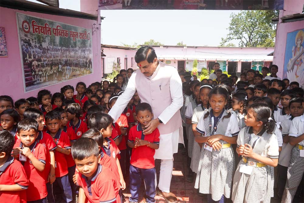 काफिला रुकवाकर स्कूल पहुंचे CM यादव, बच्चों से किया संवाद