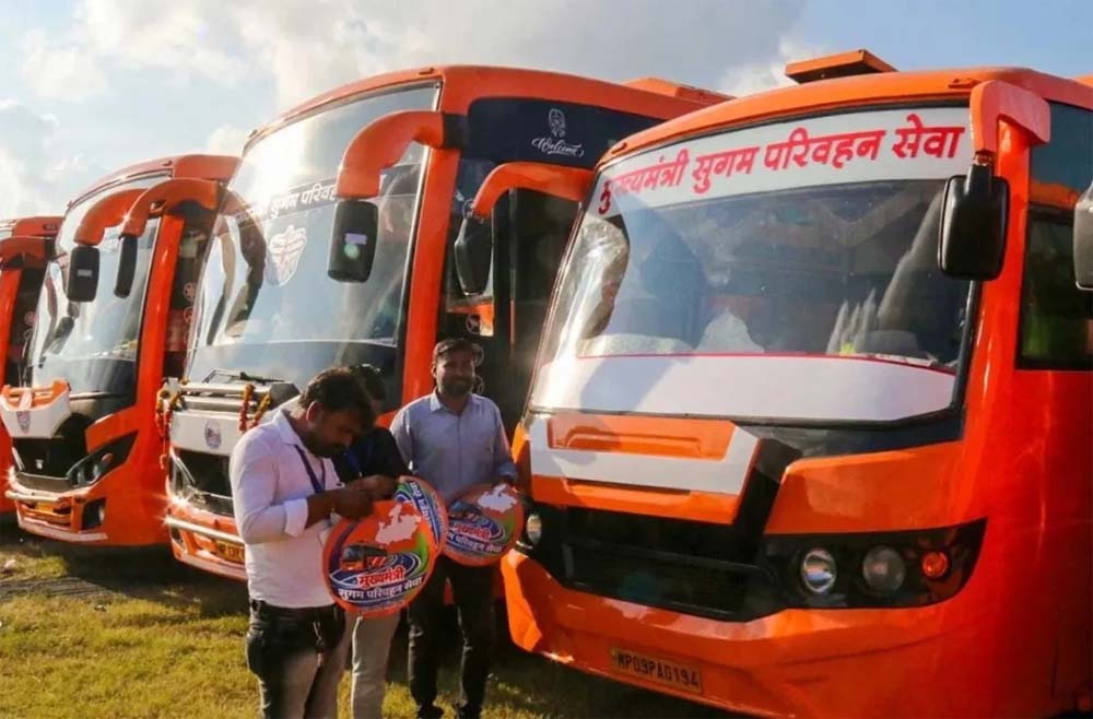 डिजिटल तकनीक से आसान हो रहा टिकिट लेने का अनुभव