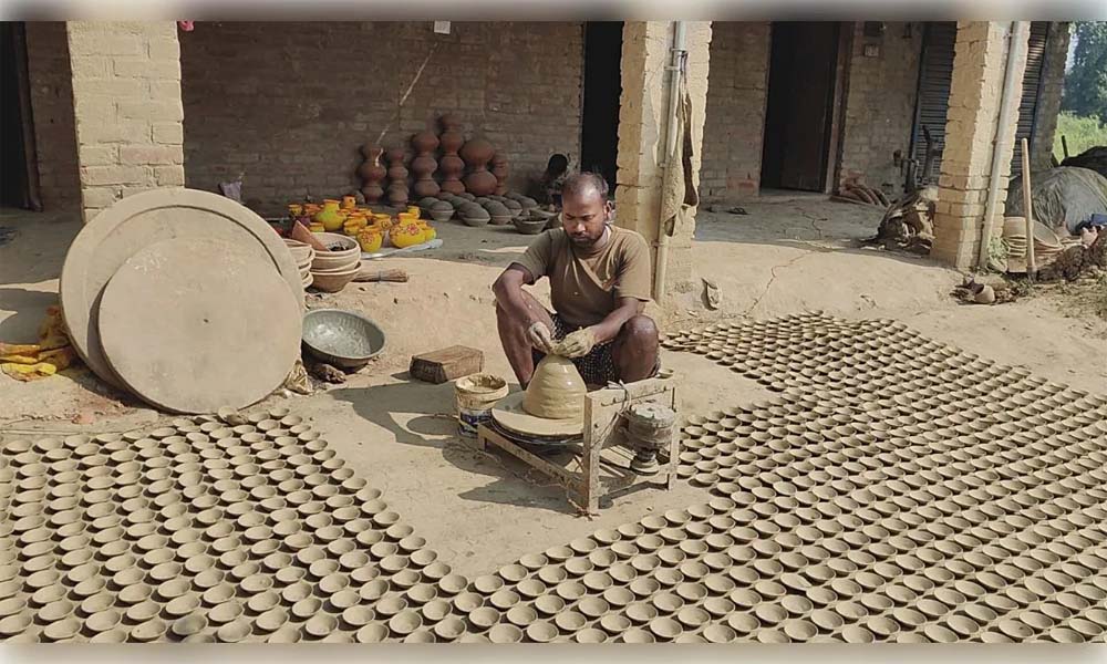 योगी सरकार के प्रयासों से बढ़ी मिट्टी के दीयों की मांग, कुम्हारों को फायदा