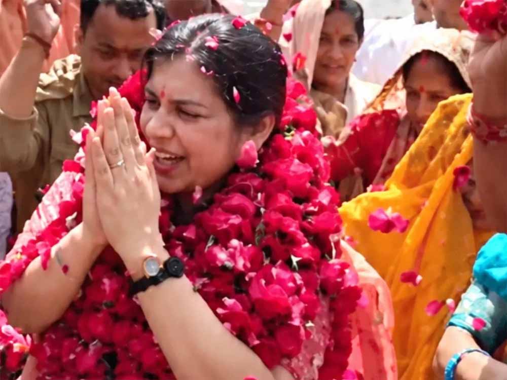 मिर्जापुर में पूर्व IAS दिव्या का बड़ा संकेत, नवरात्रि में करेंगी घोषणा