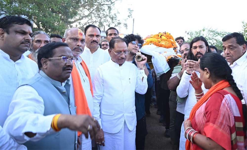विधायक डोमनलाल कोर्सेवाड़ा पंचतत्व में हुए विलीन, मुख्यमंत्री विष्णु देव साय ने दिया कंधा, नम आंखों से दी अंतिम विदाई