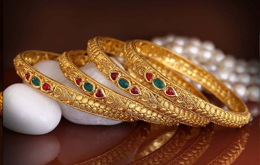 Gold-Silver Price Today: सोने-चांदी की कीमतों में उतार-चढ़ाव, भारत में दाम गिरे तो विदेशी बाजार में आई तेजी