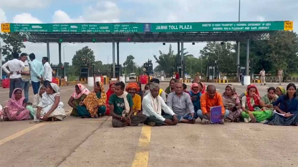 टोल टैक्स को लेकर भड़का ग्रामीणों का गुस्सा, 12 पंचायतों ने सड़क पर उतरकर किया प्रदर्शन