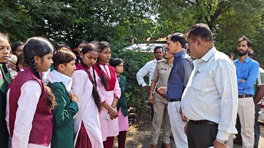 खंडवा में छात्राओं का अनोखा विरोध, अधीक्षिका के निलंबन से भावुक होकर कलेक्टर के पास पहुंचने निकलीं