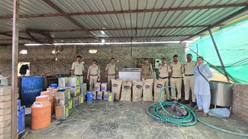 मिल्क पाउडर से लेकर यूरिया तक का इस्तेमाल, मंदसौर में सिंथेटिक दूध बनाने वाली फैक्ट्री का भंडाफोड़