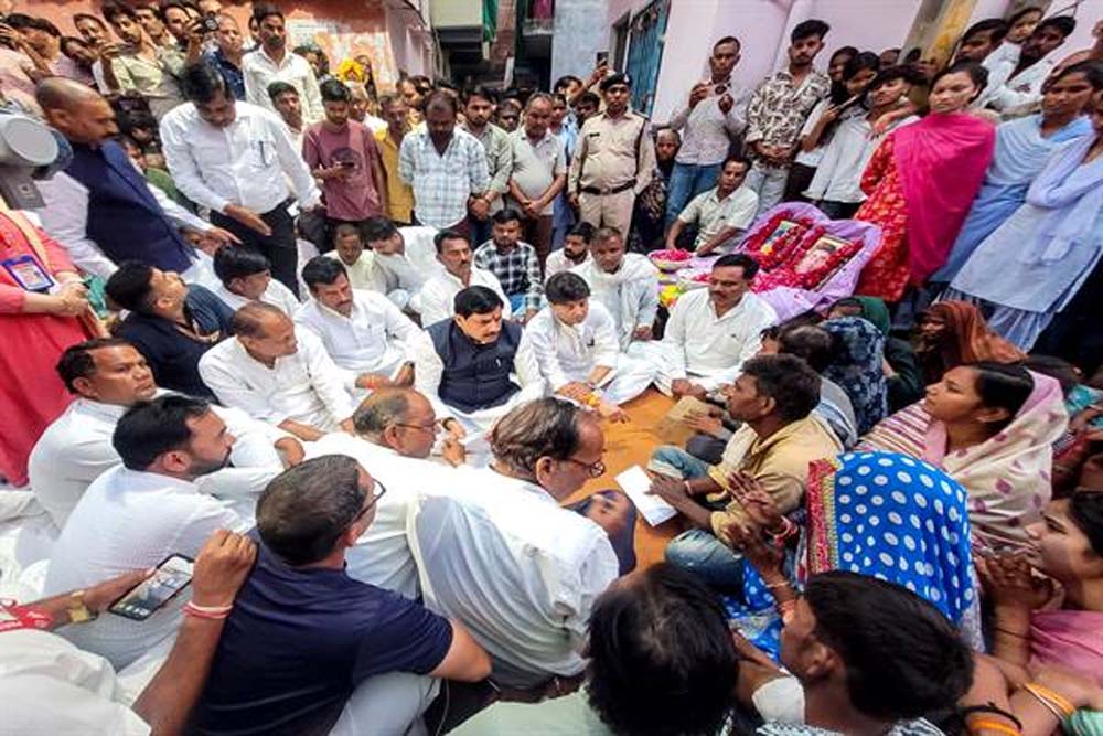 दिवंगतों को अर्पित की पुष्पांजलि, परिजनों को दी 4-4 लाख रुपये की आर्थिक सहायता