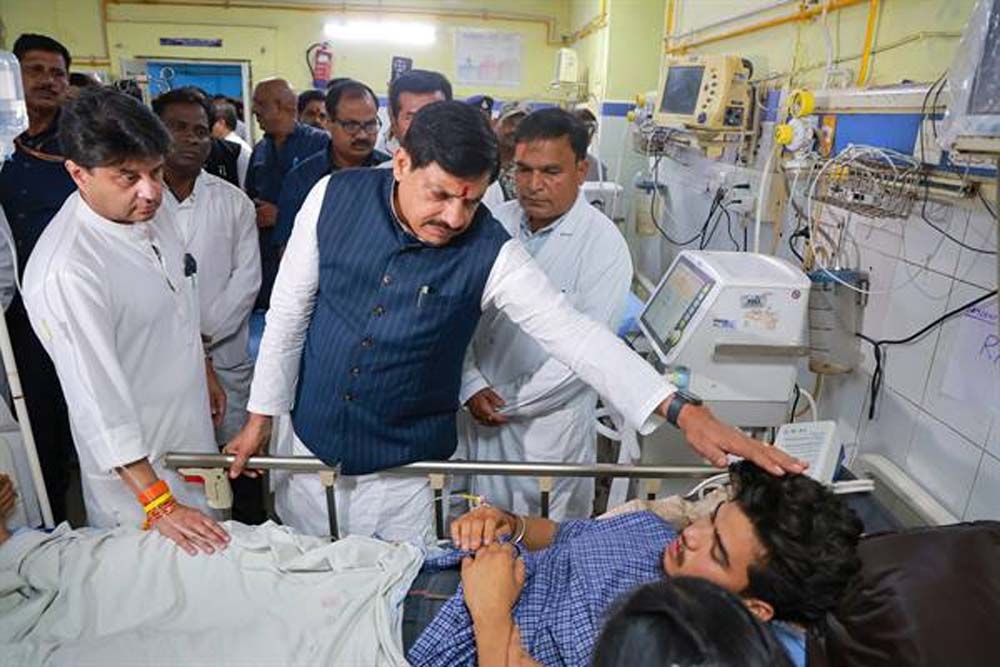 मरीजों एवं परिजनों से मुलाकात कर कहा धैर्य बनाए रखें, सरकार खड़ी है आपके साथ