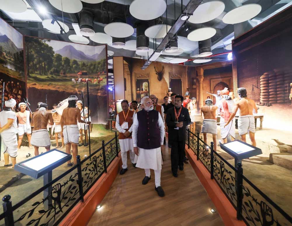 आधुनिक तकनीक से जीवंत हुईं जनजातीय अमर बलिदानियों की शौर्यगाथाएं  मुख्यमंत्री  विष्णु देव साय के नेतृत्व में साकार हुआ जनजातीय स्वाभिमान का भव्य स्मारक