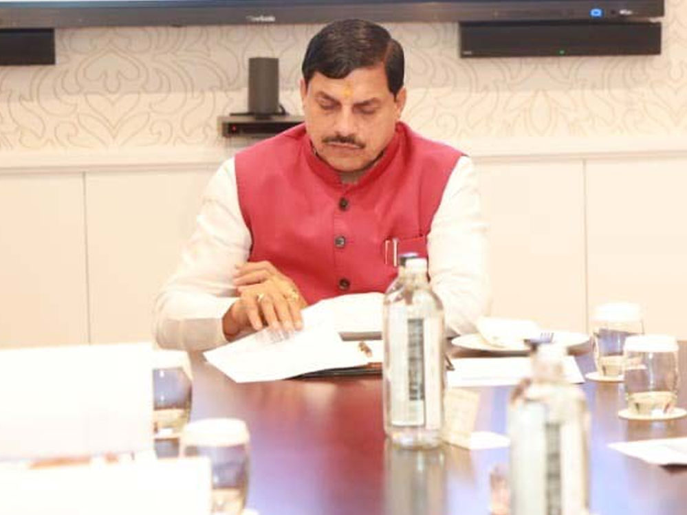 MP News: आदिवासी परिवारों के घर तोड़े जाने का मामला गरमाया, शिवराज के विरोध के बाद सरकार ने शुरू की जांच