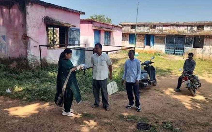 100 गांवों को विकास की मुख्यधारा से जोड़ने दो दिनों में चार विकासखंडों के 29 गांवों तक पहुंचे अधिकारी