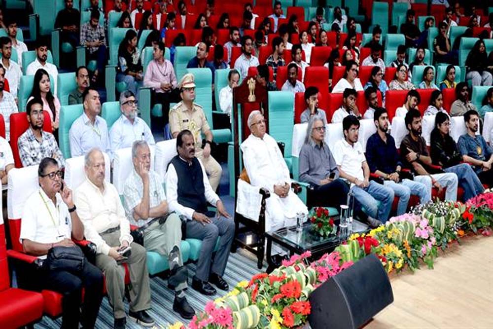 राज्यपाल ने विद्यार्थियों से परिसर में पेड़ लगाने का किया आव्हान