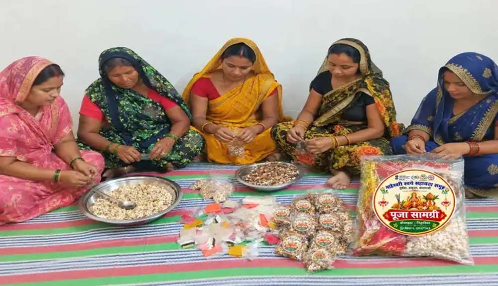 नवरात्र में पूजा कॉम्बो पैक तैयार कर आत्मनिर्भरता की राह मजबूत कर रहीं वाराणसी की महिलाएं