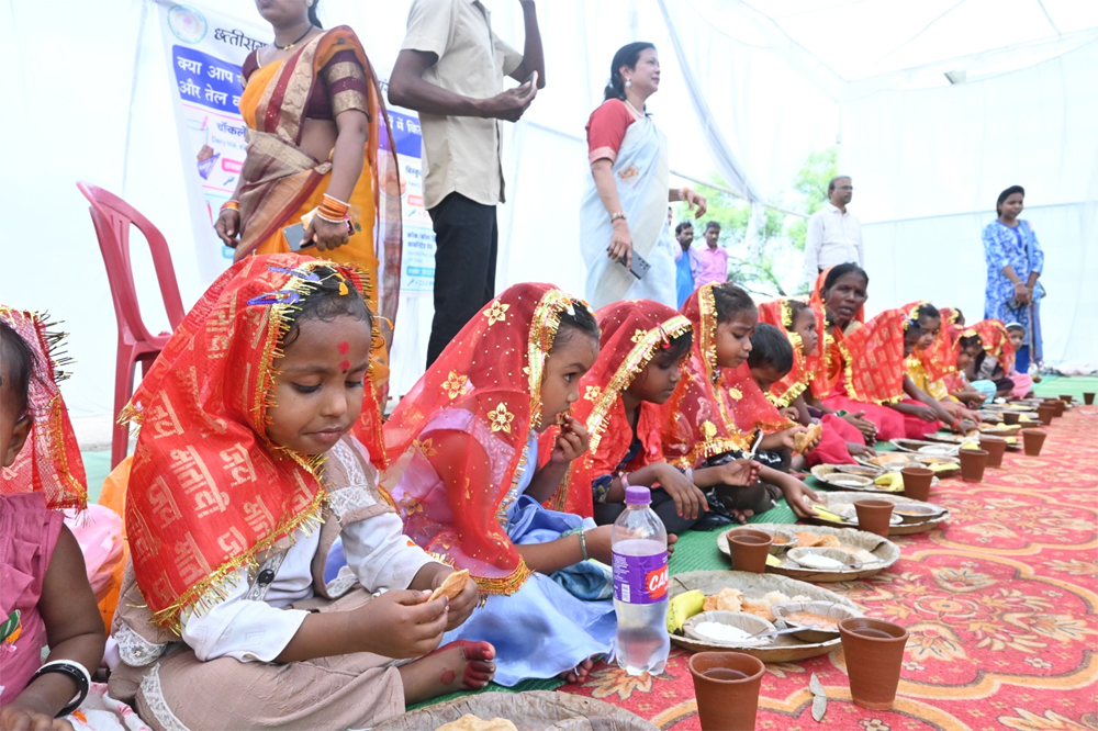 101 कन्याओं का पूजन कर दिया संरक्षण का संदेश, स्वास्थ्य और मानसिक सशक्तीकरण पर विशेषज्ञों ने दी जानकारी