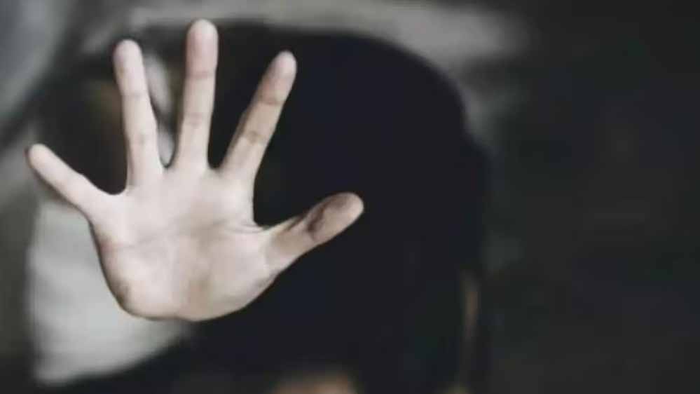 क्वार्टर दिलाकर बढ़ाई नजदीकी, गेस्ट रूम में महिला से दुष्कर्म का आरोप