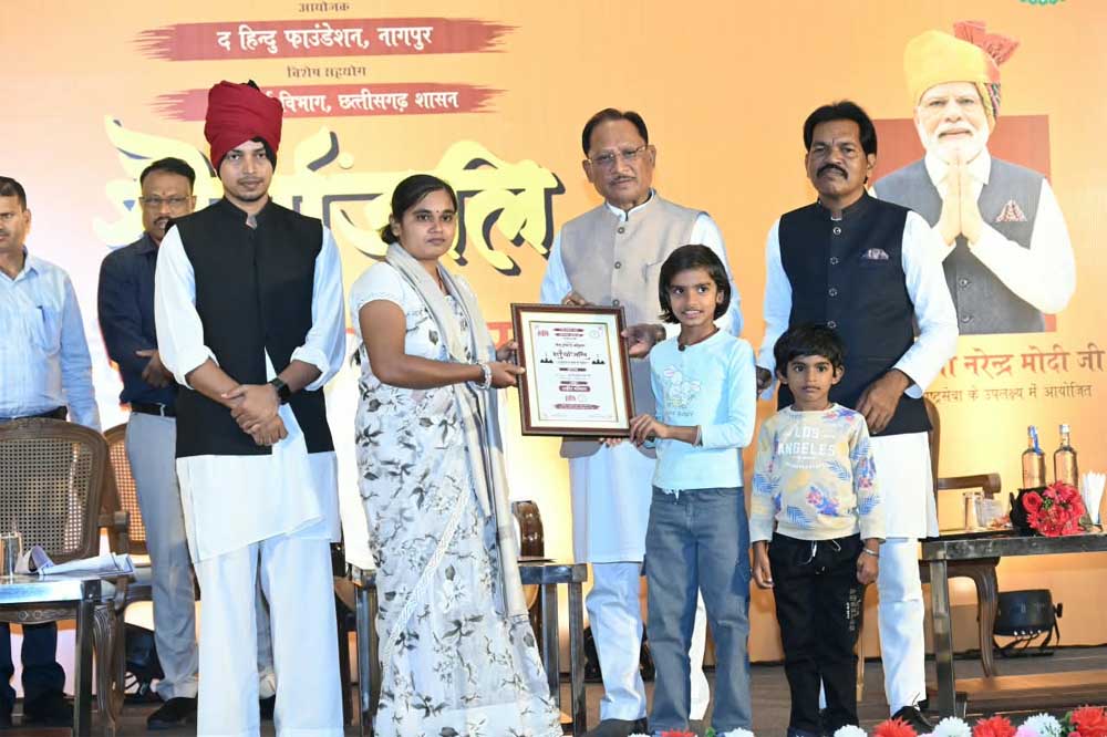 मुख्यमंत्री  साय ने ‘शौर्यांजलि : बस्तर के नायकों को समर्पित’ कार्यक्रम में अमर शहीदों को अर्पित की श्रद्धांजलि