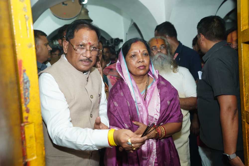 मठ मंदिर में गौ माता को गुड़ और केला खिलाकर किया पूजन, जगन्नाथ मंदिर में किए दर्शन