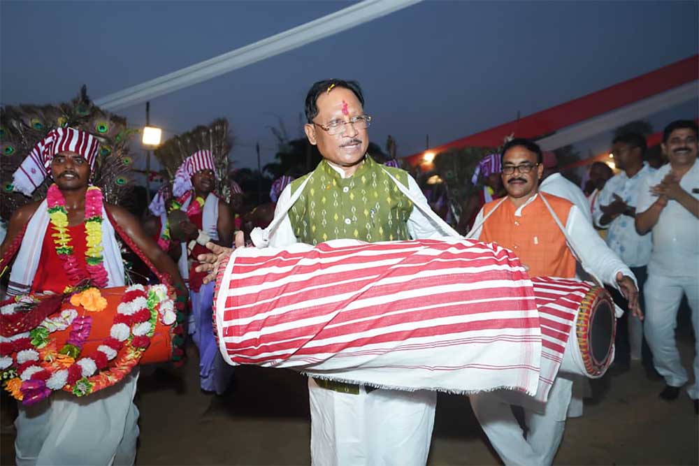 सारसमाल में कर्मा पूजा महोत्सव में शामिल हुए मुख्यमंत्री, मांदर की थाप पर समाजजनों के साथ किया पारंपरिक कर्मा नृत्य