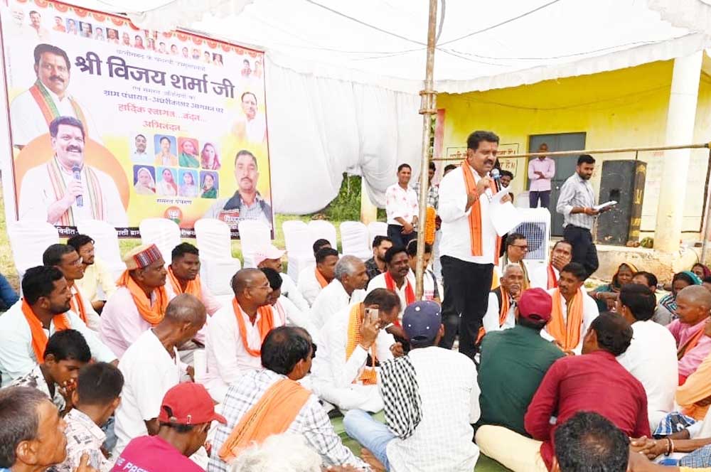 अंधरीकछार, बोरिया और महली में ग्रामीणों की समस्याएं सुनीं और विकास कार्यों की घोषणाएं कीं