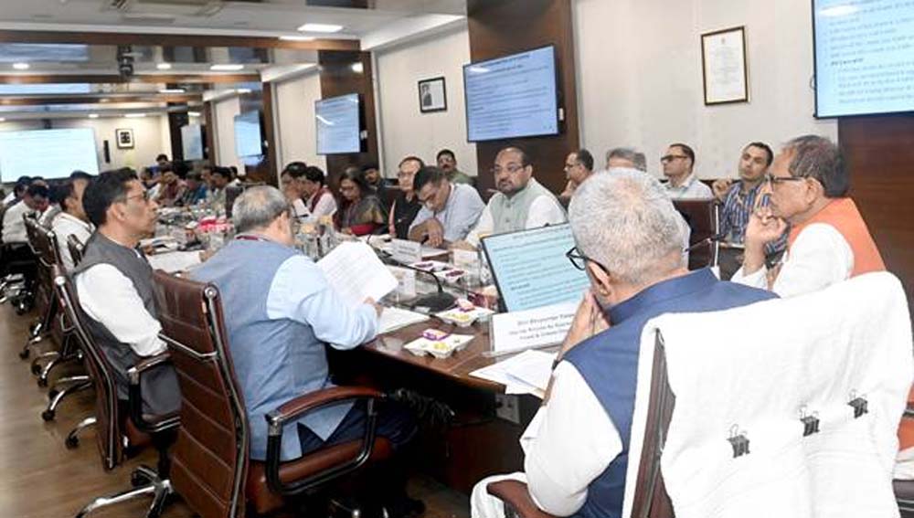 पराली जलाने की रोकथाम के लिए युद्ध स्तर पर उतरें, अब समय बहुत कम: केंद्रीय मंत्री शिवराज सिंह चौहान