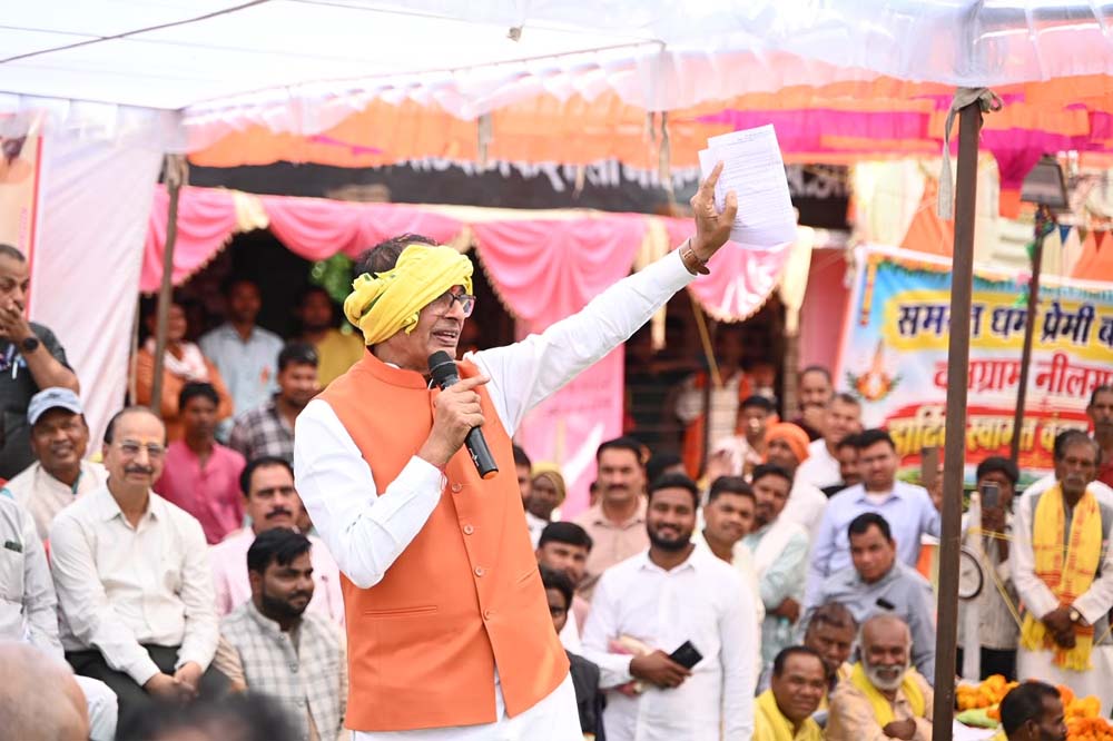वन्यजीवों की खातिर घर छोड़ रहे आदिवासी परिवारों को शिवराज ने बताया महान बलिदानी