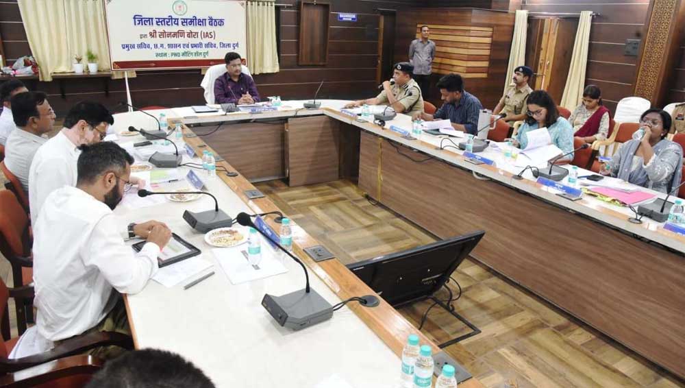 प्रभारी सचिव ने विकास कार्यों और योजनाओं की प्रगति की समीक्षा की